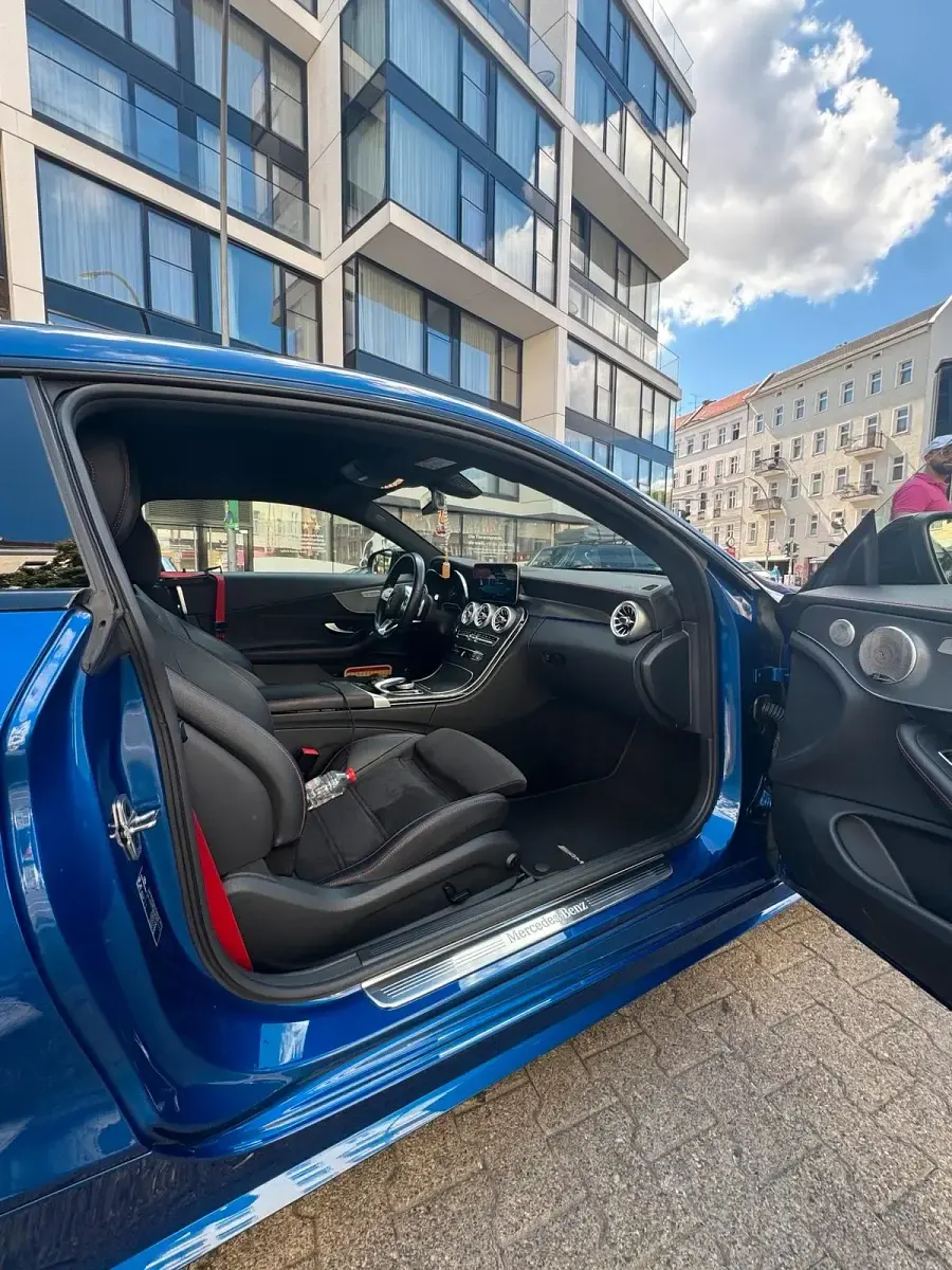 Gebraucht Mercedes C200 AMG line Plus 184 PS (135 kW) 2022 Blau Coupé