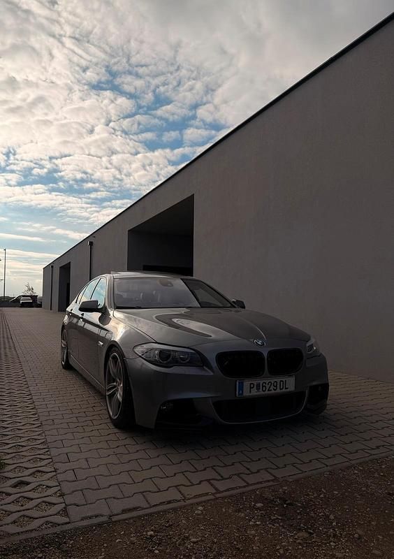 Grau Gebraucht 2010 BMW 535 Limousine | 19.500 € - Bild 1/4