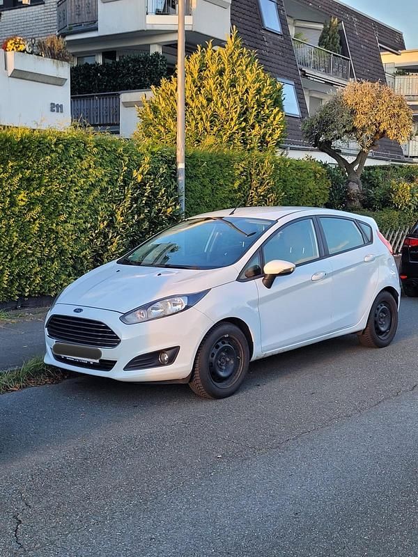 Weiß Gebraucht 2015 Ford Fiesta Trend Limousine | 5.299 € - Bild 1/4