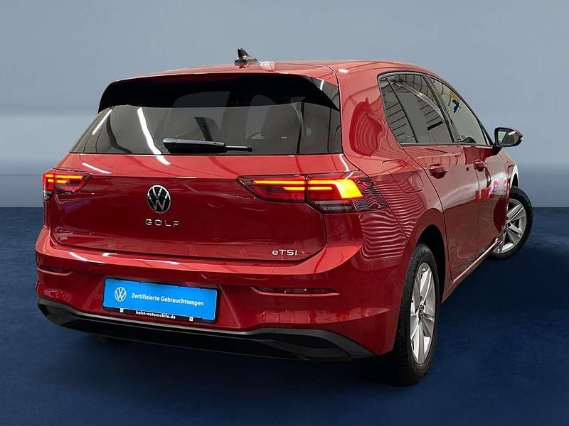 Gebraucht VW Golf VIII Life 110 PS (80 kW) 2023 Kings red metallic Limousine