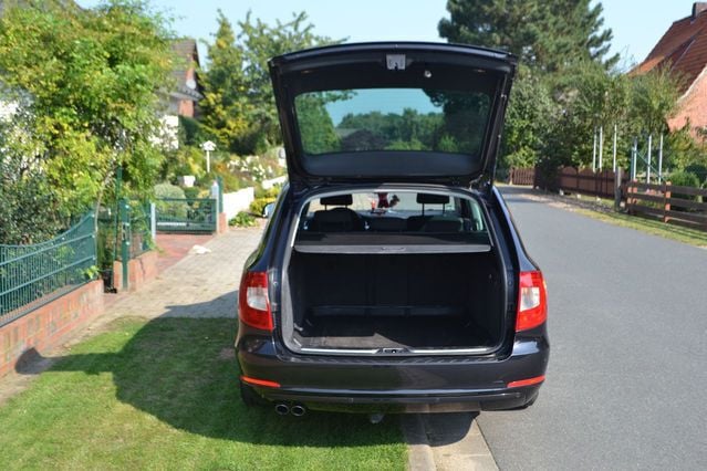 Gebraucht Skoda Superb 140 PS (102 kW) 2013 Schwarz metallic Kombi
