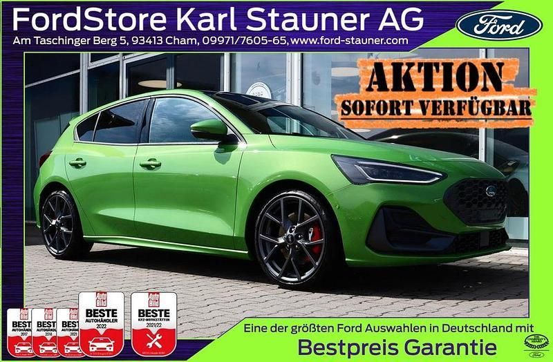 Mean green metallic Neu 2025 Ford Focus ST Limousine | 35.980 € (Superpreis) - Bild 1/4