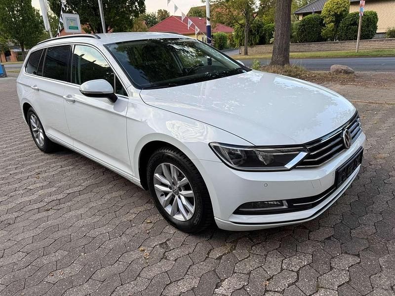 Weiß Gebraucht 2018 VW Passat Comfortline Kombi | 14.999 € (Guter Preis) - Bild 1/4