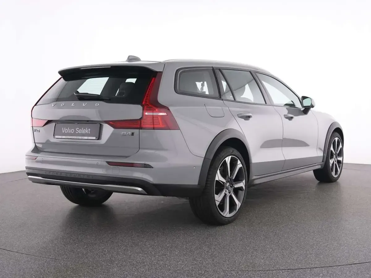 Gebraucht Volvo V60 CC Plus 196 PS (144 kW) 2024 Vapour grey / metallic Kombi
