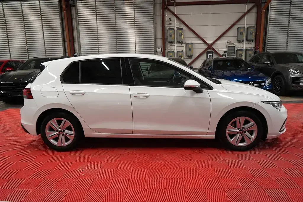 Gebraucht VW Golf VIII Life 150 PS (110 kW) 2024 Weiß Limousine