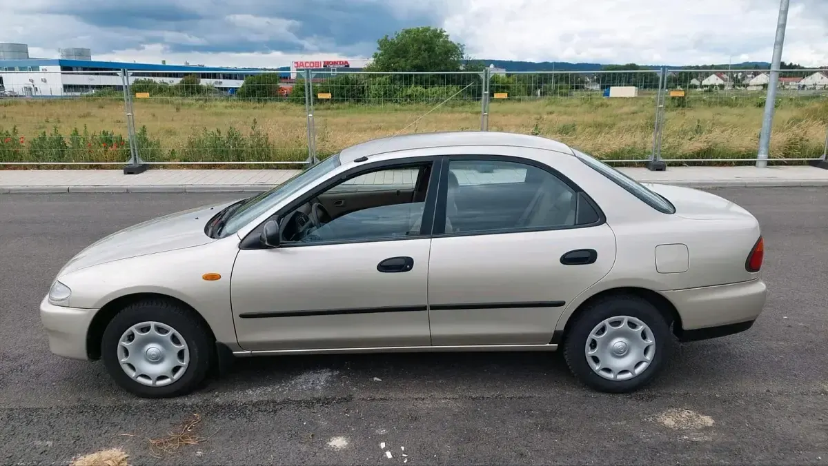 Gebraucht Mazda 323 Comfort 88 PS (64 kW) 1996 Beige Limousine