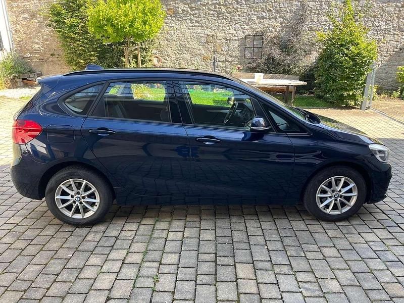Blau Gebraucht 2015 BMW 218 Van / Kleinbus | 13.100 € (Fairer Preis) - Bild 1/4