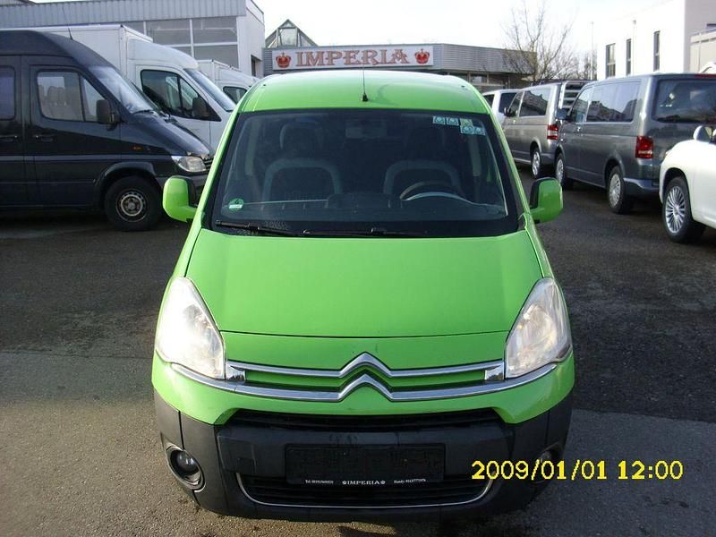 Grün Gebraucht 2013 Citroën Berlingo Tendance Van / Kleinbus | 4.999 € (Teuer) - Bild 1/4