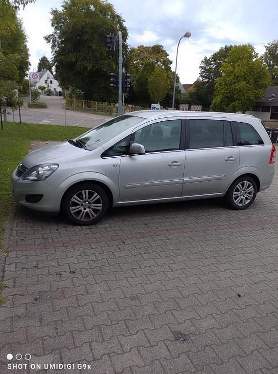 Silber Gebraucht 2012 Opel Zafira Family Van / Kleinbus | 3.150 € (Superpreis) - Bild 1/4