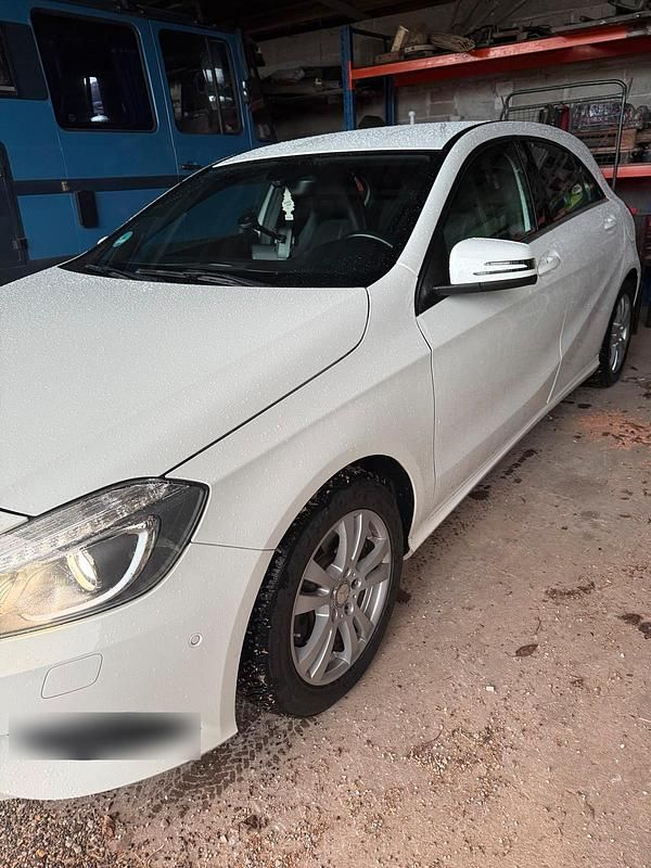 Gebraucht Mercedes A180 130 PS (95 kW) 2014 Weiß Kleinwagen