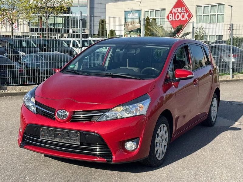 Gebraucht Toyota Verso Skyview Edition 147 PS (108 kW) 2016 Rot Van / Kleinbus