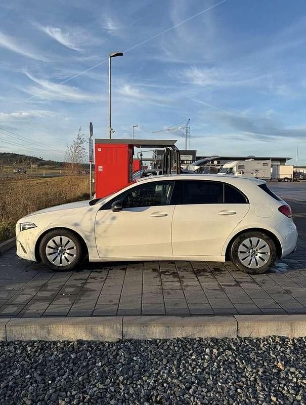 Gebraucht Mercedes A200 163 PS (119 kW) 2021 Weiß Kleinwagen