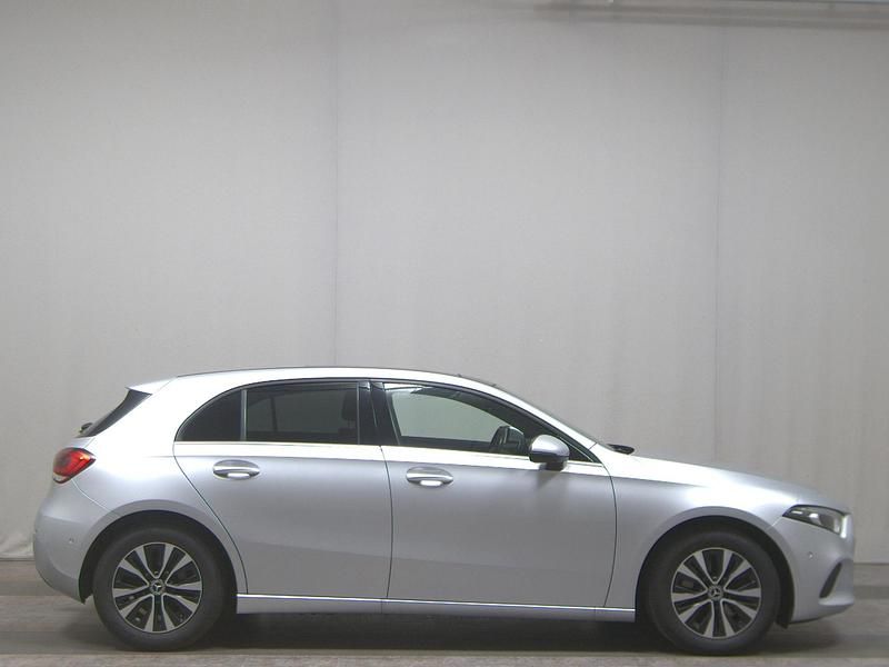 Silber Gebraucht 2021 Mercedes A200 Limousine | 21.480 € (Guter Preis) - Bild 1/4