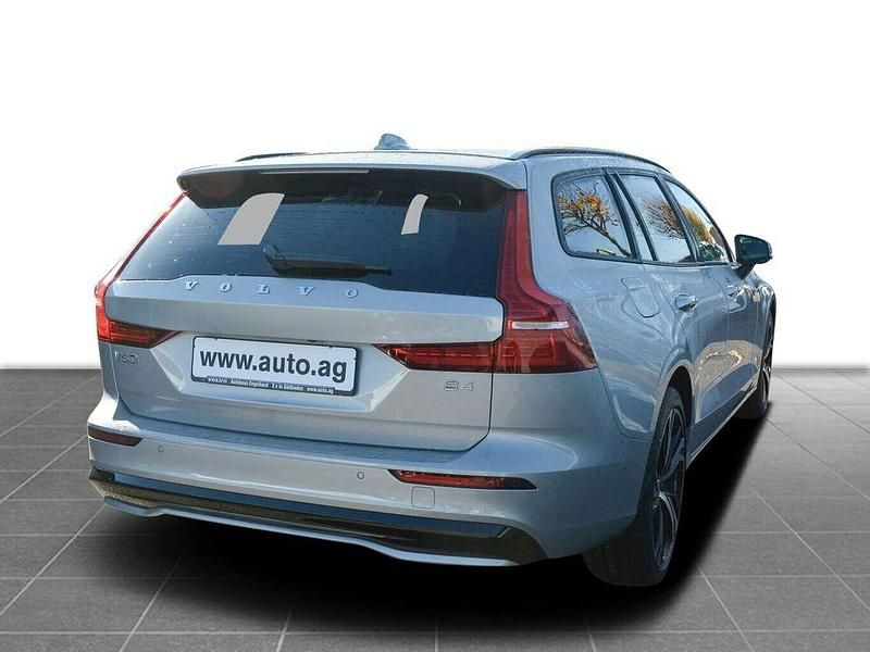 Gebraucht Volvo V60 Plus 197 PS (144 kW) 2024 Silber (silver dawn metallic) Kombi