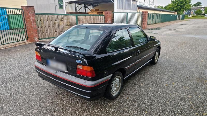 Używany Ford Escort 105 KM (77 kW) 1991 Czarny Coupe
