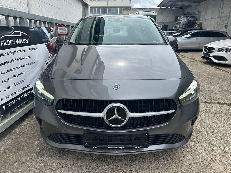 Grau Gebraucht 2023 Mercedes B180 Progressive Van / Kleinbus | 18.999 € - Bild 1/4