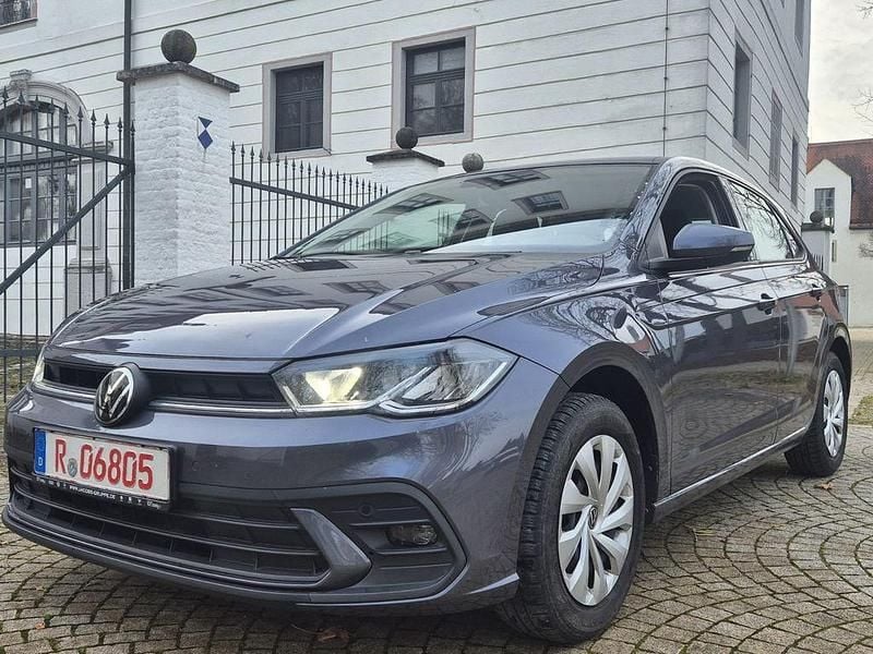 Grau Gebraucht 2023 VW Polo Life Limousine | 15.498 € (Guter Preis) - Bild 1/4