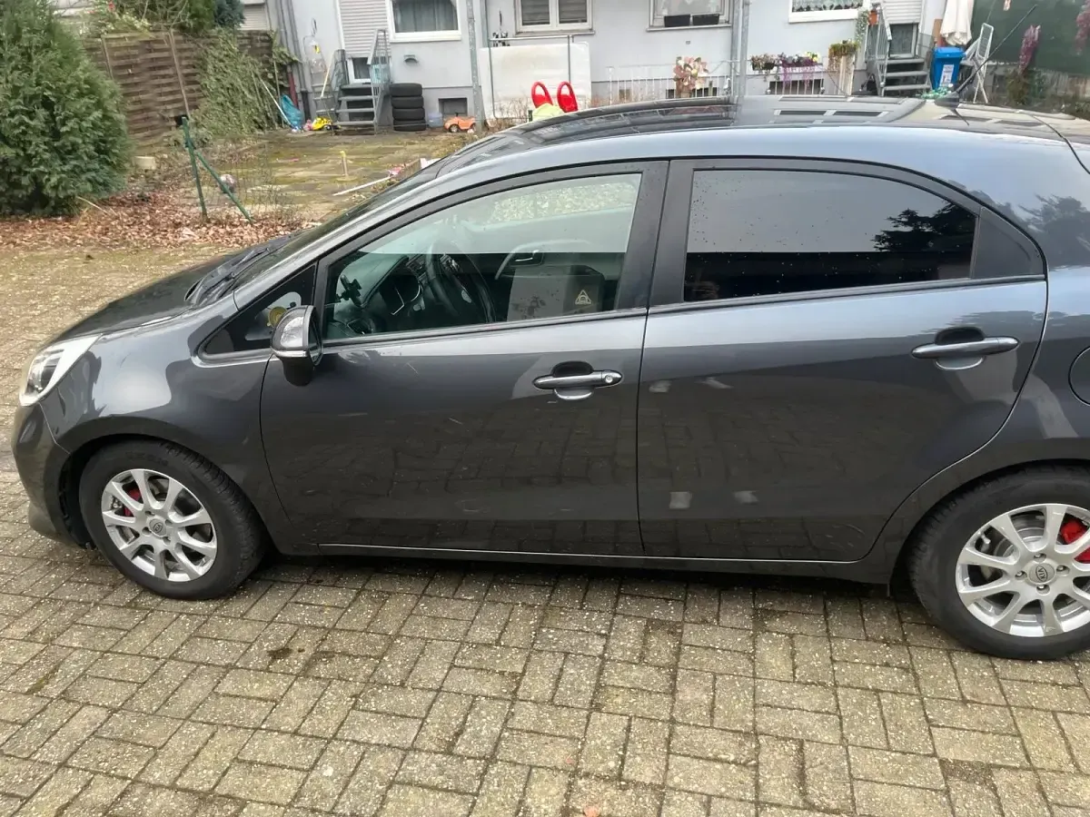 Gebraucht Kia Rio 90 PS (66 kW) 2015 Schwarz Kleinwagen