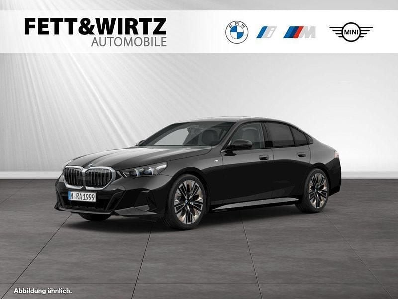 Saphirschwarz metallic Gebraucht 2025 BMW 520 M Sport Limousine | 49.988 € (Fairer Preis) - Bild 1/2