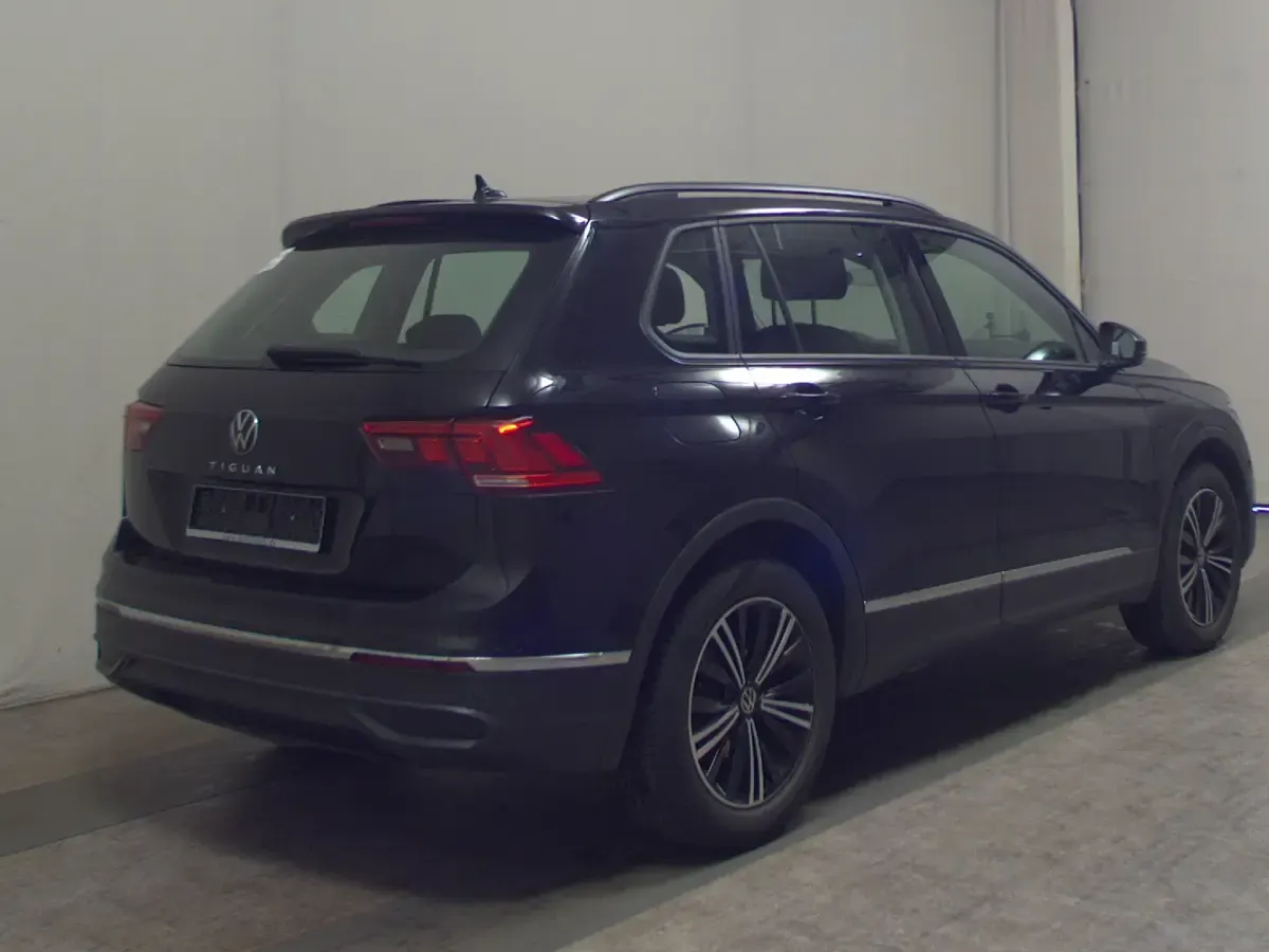 Gebraucht VW Tiguan Life 150 PS (110 kW) 2022 Schwarz SUV