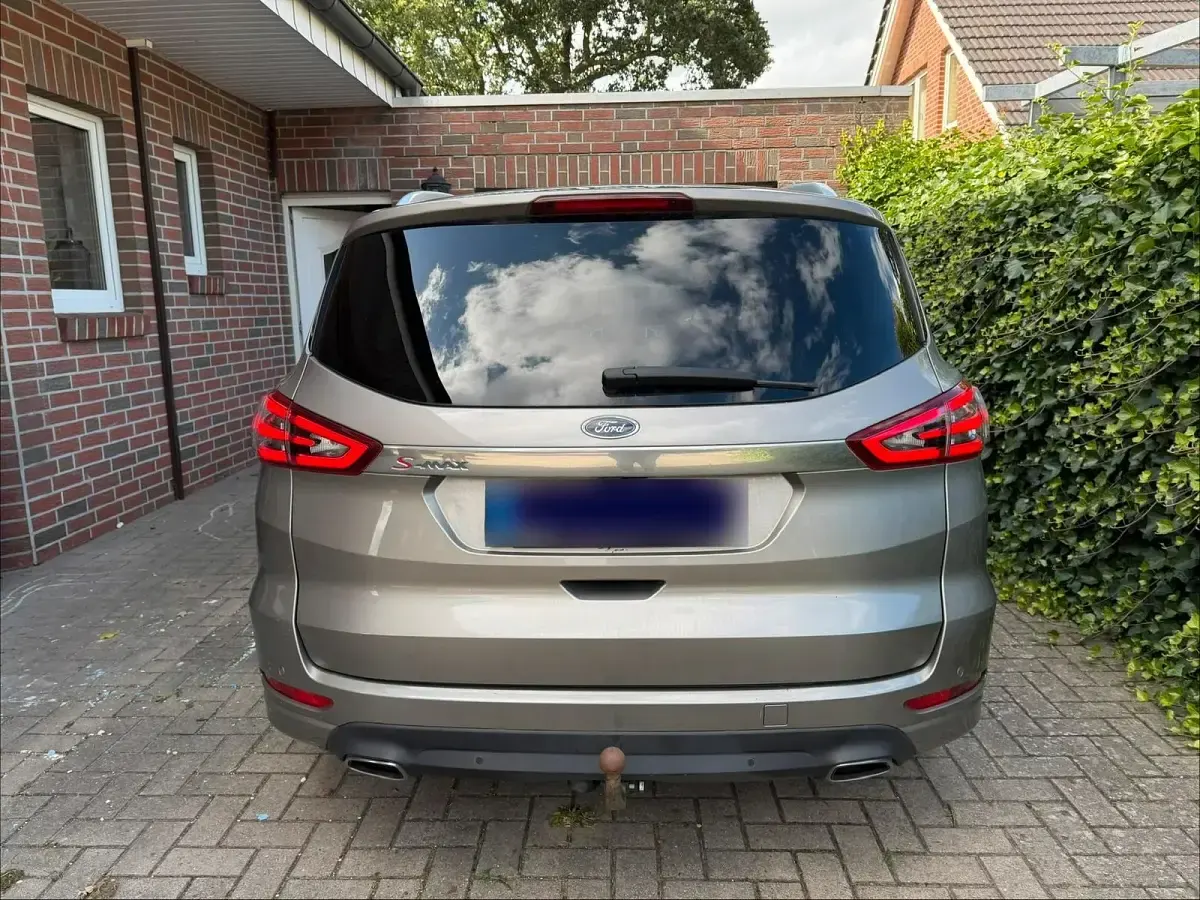 Gebraucht Ford S-MAX Titanium 179 PS (131 kW) 2018 Andere farben Van / Kleinbus