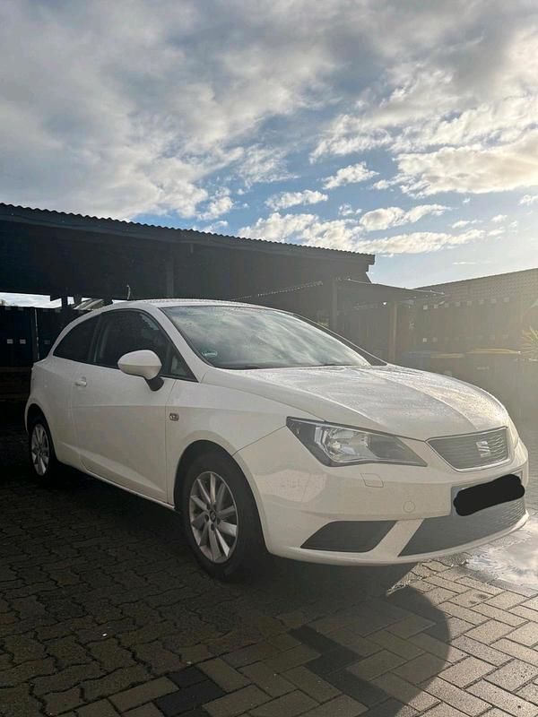 Weiß Gebraucht 2015 Seat Ibiza SC Kleinwagen | 2.300 € (Fairer Preis) - Bild 1/4