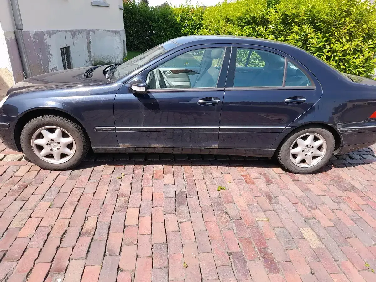 Gebraucht Mercedes C200 2026 Blau Limousine