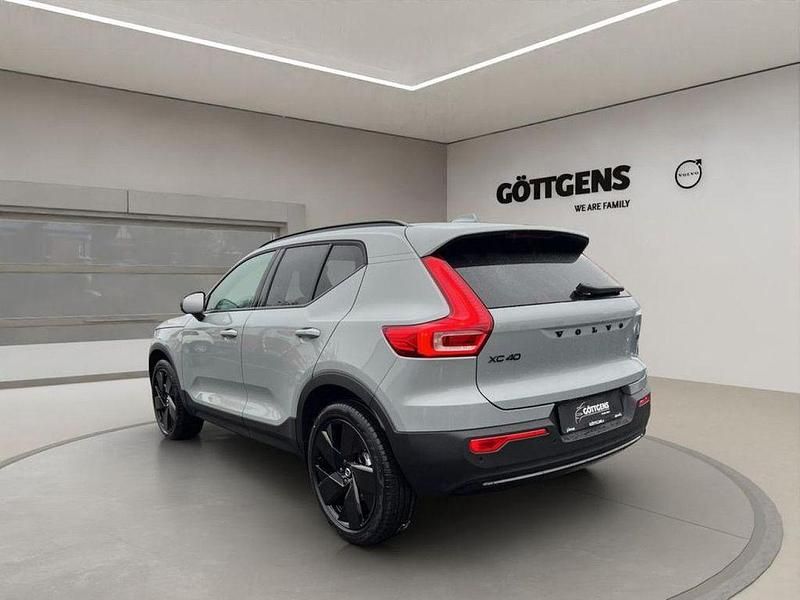 Neu Volvo XC40 Plus 163 PS (119 kW) 2025 Grau SUV