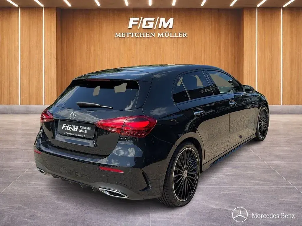 Gebraucht Mercedes A200 AMG line 150 PS (110 kW) 2025 Lack kosmosschwarz Limousine