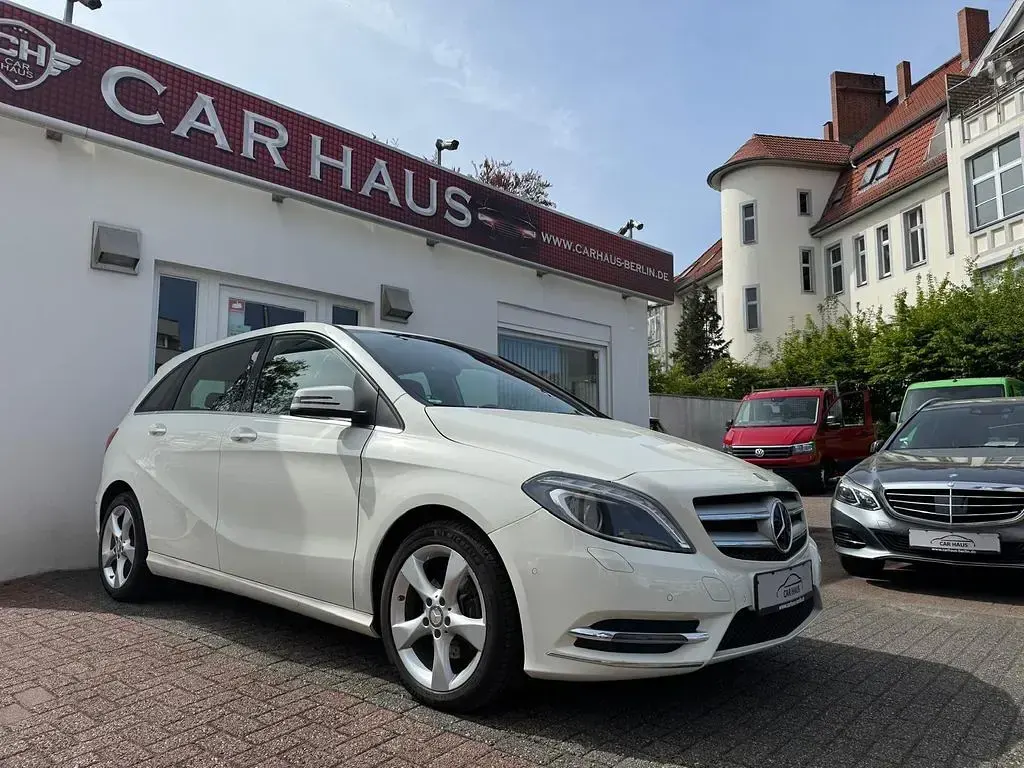 Gebraucht Mercedes B180 Sport 122 PS (89 kW) 2014 Weiß Kleinwagen