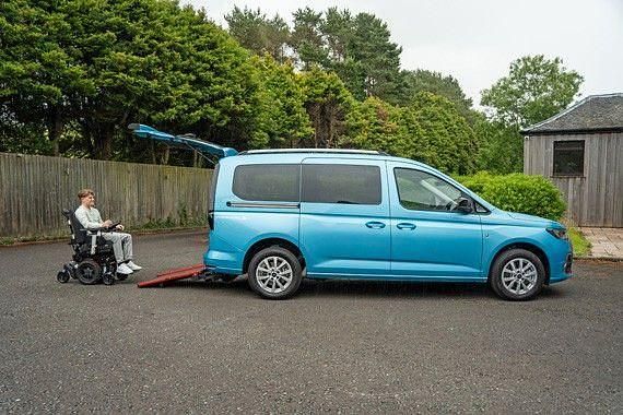 Blau Neu 2025 Ford Grand Tourneo Connect Titanium Van / Kleinbus | 46.999 € - Bild 1/4