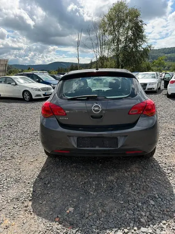 Gebraucht Opel Astra Edition 116 PS (85 kW) 2010 Grau Limousine
