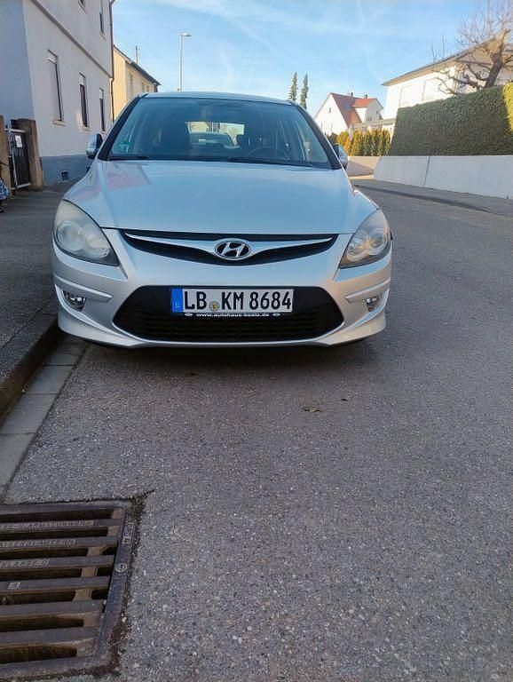 Gebraucht Hyundai i30 Classic 90 PS (66 kW) 2011 Silber Limousine