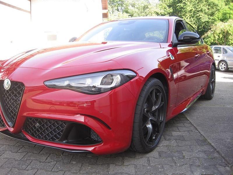 Rot Neu 2025 Alfa Romeo Giulia Quadrifoglio Limousine | 82.900 € (Teuer) - Bild 1/4
