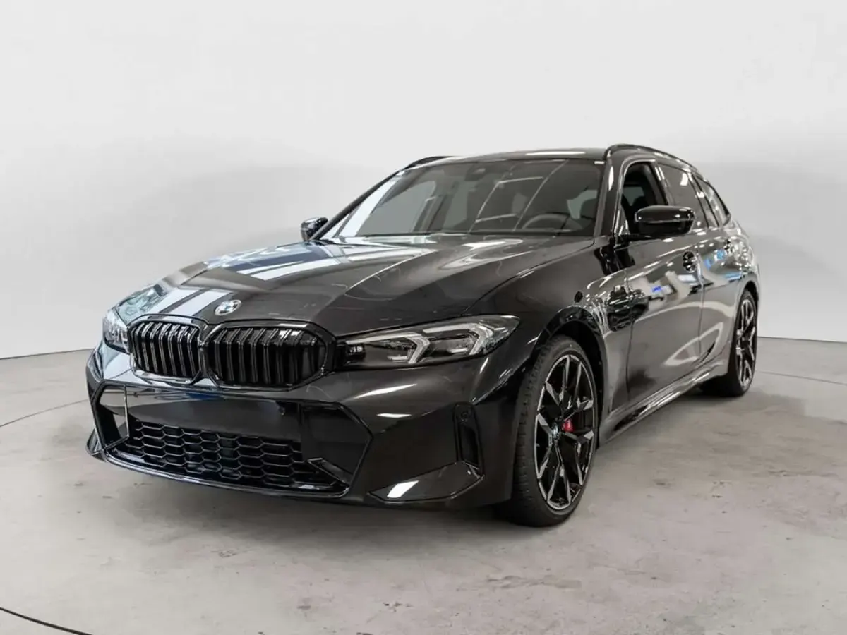 Gebraucht BMW 320 M Sport 190 PS (139 kW) 2024 Black sapphire Kombi