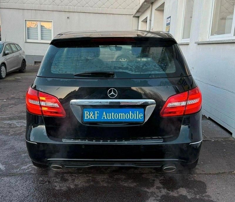 Gebraucht Mercedes B180 122 PS (89 kW) 2013 Schwarz Van / Kleinbus