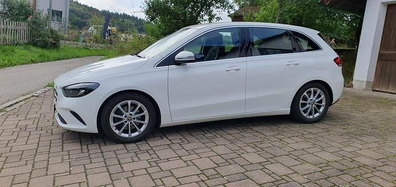 Weiß Gebraucht 2020 Mercedes B200 Van / Kleinbus | 22.500 € (Fairer Preis) - Bild 1/4