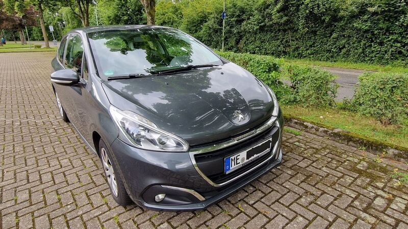 Grau Gebraucht 2017 Peugeot 208 Kleinwagen | 4.300 € (Guter Preis) - Bild 1/4