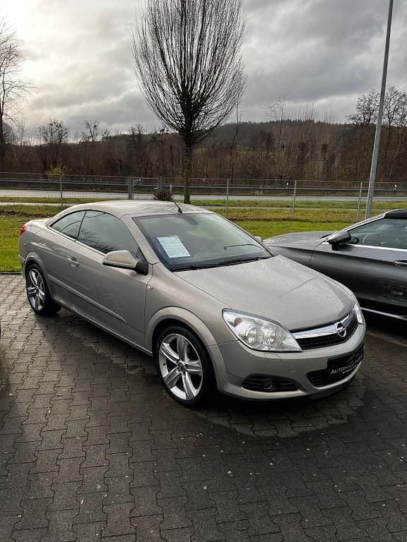 Grau Gebraucht 2010 Opel Astra Cabriolet Cabrio | 6.299 € (Etwas zu teuer) - Bild 1/4