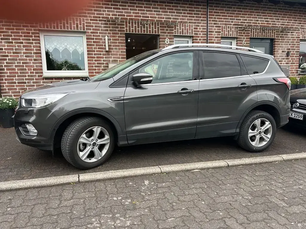 Usado Ford Kuga Trend 120 HP (88 kW) 2019 Cinzento SUV