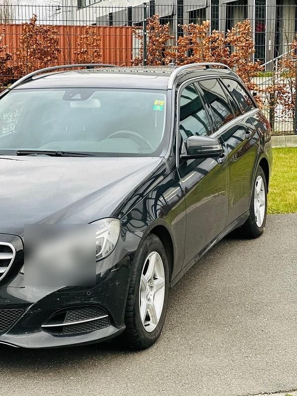 Schwarz Gebraucht 2013 Mercedes E220 Kombi | 11.000 € - Bild 1/4
