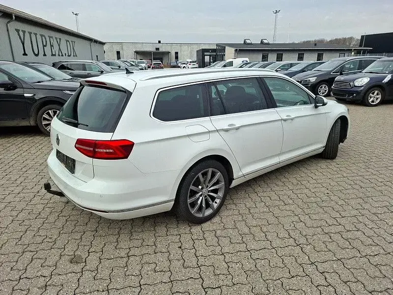 Używany VW Passat Highline 190 KM (139 kW) 2019 Biały Kombi