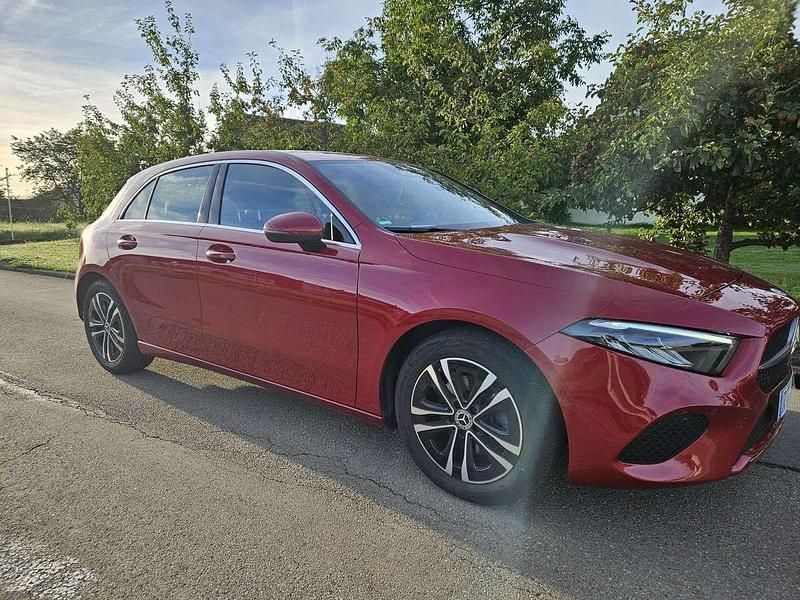 Gebraucht Mercedes A180 136 PS (100 kW) 2023 Rot Limousine