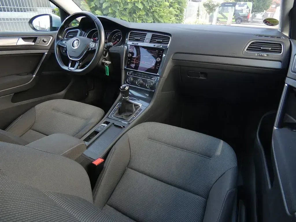 Gebraucht VW Golf VII Comfortline 116 PS (85 kW) 2019 Pure white Limousine