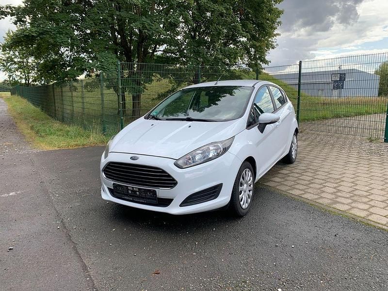 Weiß Gebraucht 2015 Ford Fiesta Kleinwagen | 5.200 € (Fairer Preis) - Bild 1/4