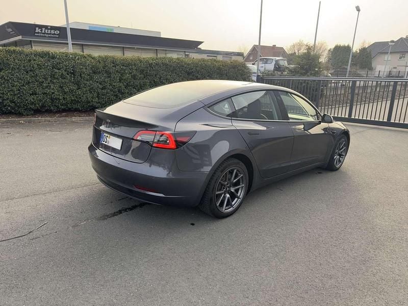 Gebraucht Tesla Model 3 Standard Range 239 kW (325 PS) 2022 Grau Limousine
