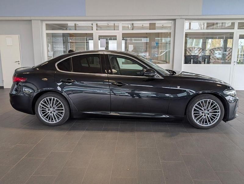 Second-hand Alfa Romeo Giulia Lusso 190 CP (139 kW) 2021 Negru Berlinǎ