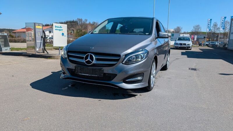 Grau Gebraucht 2019 Mercedes B220 Van / Kleinbus | 21.900 € (Guter Preis) - Bild 1/4