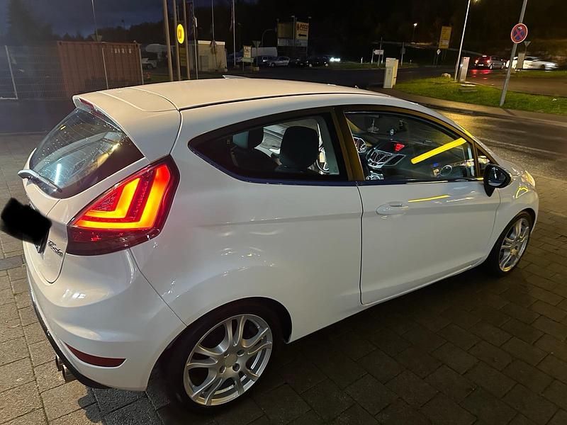 Weiß Gebraucht 2010 Ford Fiesta Trend Kleinwagen | 4.000 € (Fairer Preis) - Bild 1/4