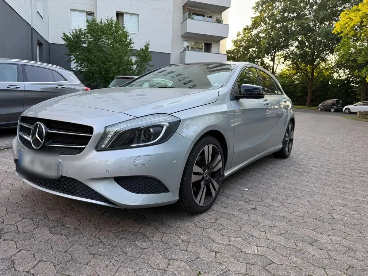 Gebraucht Mercedes A200 Urban 136 PS (100 kW) 2015 Silber Kleinwagen